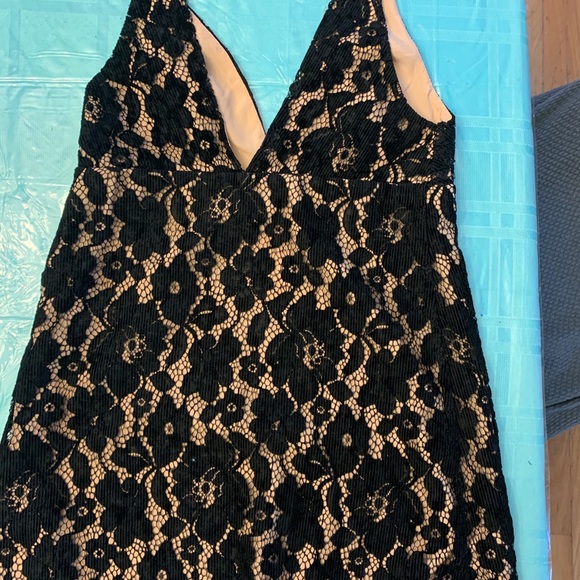 Alluring cotton blend mini dress with lace design. - Picture 4 of 8